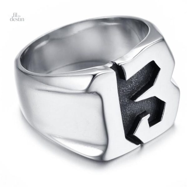 Bague porte-bonheur ornée du chiffre 13