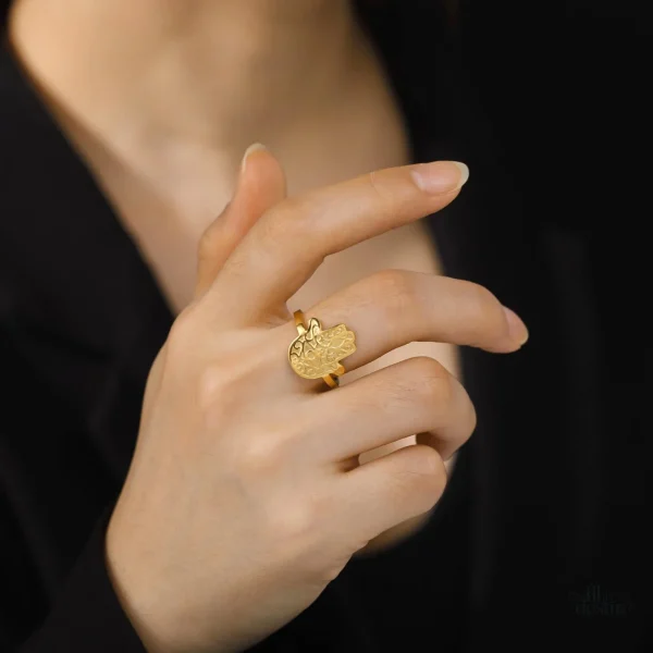 Bague main de Fatma ornée de motifs traditionnels