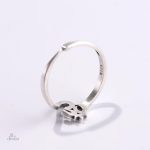 Bague Om élégante, symbole de protection et de sérénité