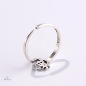 Bague Om élégante, symbole de protection et de sérénité