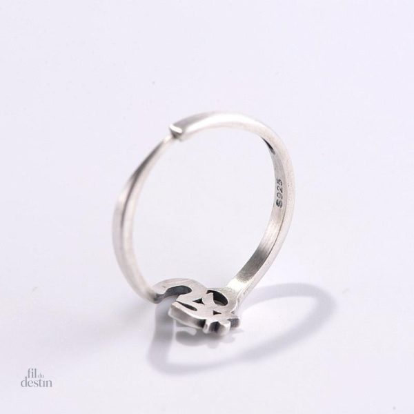 Bague Om élégante, symbole de protection et de sérénité