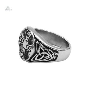 Bague porte-bonheur avec croix celtique unique