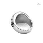 Accessoire symbolique : bague avec croix celtique