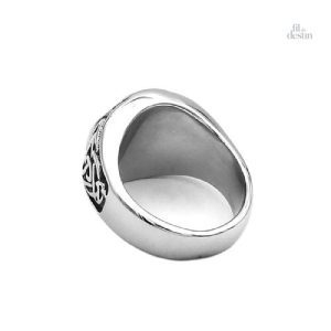 Accessoire symbolique : bague avec croix celtique