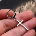Bijoux porte-bonheur en forme de croix, finition métallique