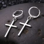 Boucles d'oreille tendance avec croix, design moderne