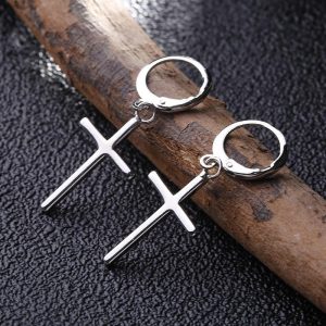 Accessoire élégant aux croix métalliques, style unique
