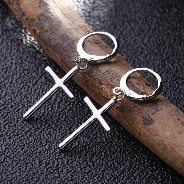 Accessoire élégant aux croix métalliques, style unique