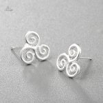 Porte-bonheur breton : élégantes boucles d'oreille triskel argentées