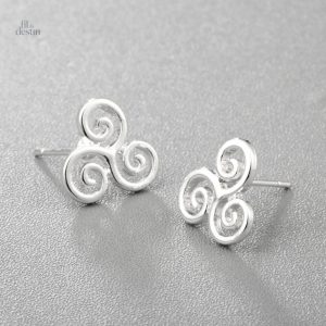 Porte-bonheur breton : élégantes boucles d'oreille triskel argentées