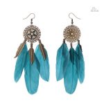 Boucles porte-bonheur, plumes délicates et colorées