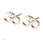 Boucles d'oreilles Om minimalistes en design épuré