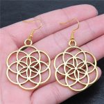 Élégantes boucles d'oreilles avec design spirituel