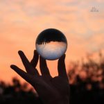 Boule de cristal colorée, symbole de chance et d'énergie positive