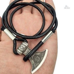 Accessoire spirituel inspiré de la hache de Perun