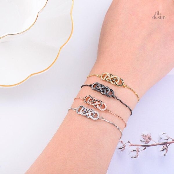 Bracelet porte-bonheur avec design délicat en double infini