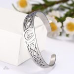 Bracelet porte-bonheur avec motif valknut, design élégant et mystique