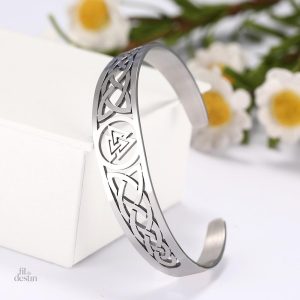 Bracelet porte-bonheur avec motif valknut, design élégant et mystique