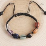 Bijou représentant les sept chakras en pierres naturelles