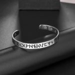 Bracelet orné de runes, symbole de protection et de chance