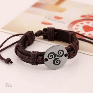 Amulette Triskel sur bracelet en design élégant