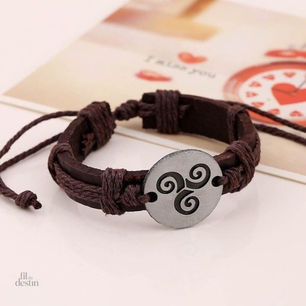 Amulette Triskel sur bracelet en design élégant