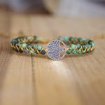 Bijou en pierres naturelles, motif arbre de vie