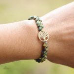 Accessoire stylé en pierres tressées, inspiration nature