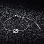 Bracelet délicat avec motif de lotus, symbole de chance