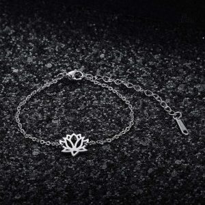 Bracelet délicat avec motif de lotus, symbole de chance