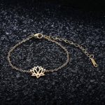 Bijou en acier représentant un lotus, élégance et protection