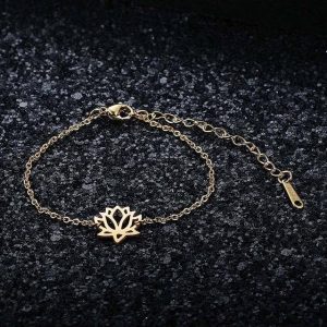 Bijou en acier représentant un lotus, élégance et protection
