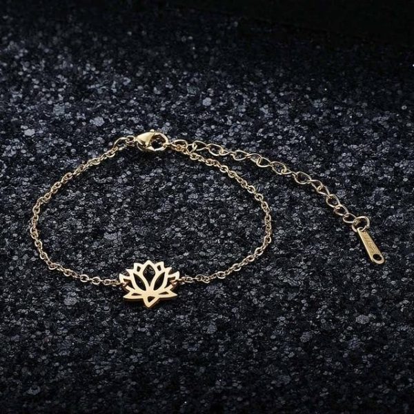 Bijou en acier représentant un lotus, élégance et protection