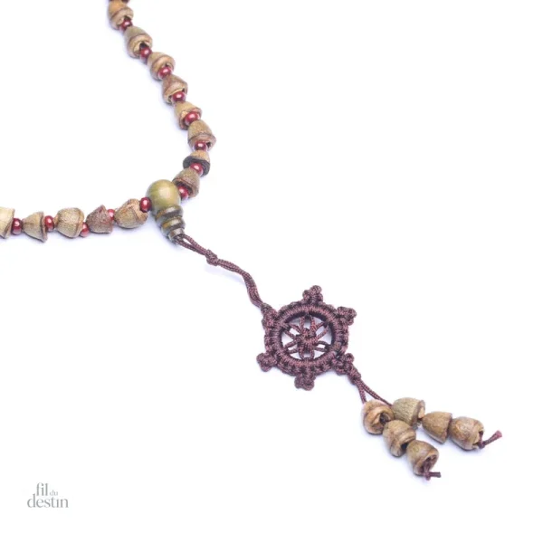 Bracelet naturel fait de graines d'eucalyptus