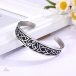 Porte-bonheur celte : bracelet métallique inspiré du triskel