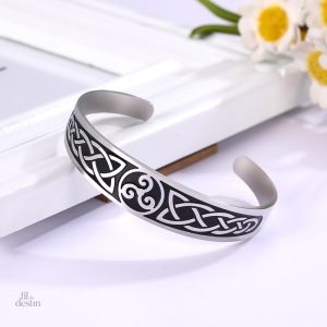 Porte-bonheur celte : bracelet métallique inspiré du triskel
