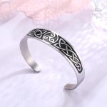Bracelet en métal avec motif triskel, symbole celte ancien