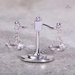 Broche porte-bonheur Thémis, balance emblématique
