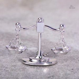 Broche porte-bonheur Thémis, balance emblématique