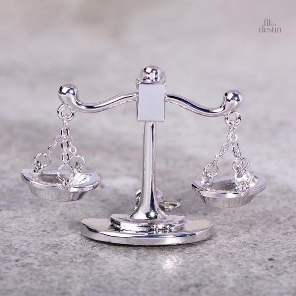 Broche porte-bonheur Thémis, balance emblématique