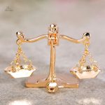 Accessoire de mode, broche balance de Thémis