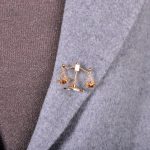 Bijou raffiné, broche porte-bonheur Thémis