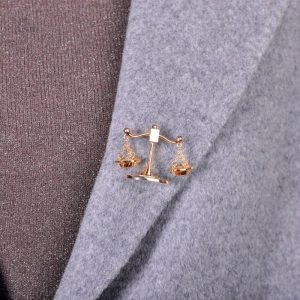 Bijou raffiné, broche porte-bonheur Thémis