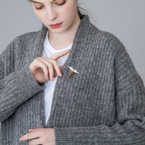 Broche porte-bonheur en forme de caducée d'Hermès, élégante