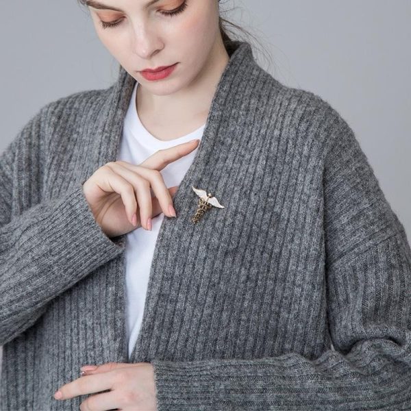 Broche porte-bonheur en forme de caducée d'Hermès, élégante