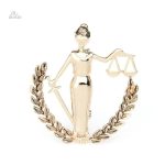 Broche porte-bonheur Thémis avec glaive et balance