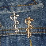 Broche symbolique du bâton d'Asclépios, pour attirer la chance