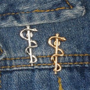 Broche symbolique du bâton d'Asclépios, pour attirer la chance