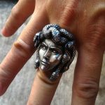 Bague porte-bonheur à motif de Gorgone, élégante et protectrice