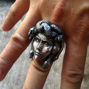 Bague porte-bonheur à motif de Gorgone, élégante et protectrice